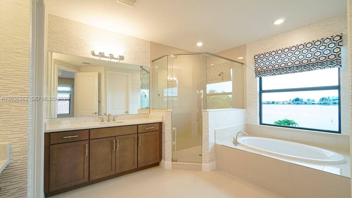 8725 Parkland Bay Drive, Parkland, FL 33076 master bathroom