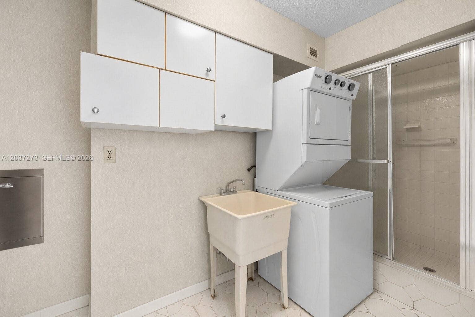 5500 Collins Avenue, #1401, Miami Beach, FL 33140 Private Trash Chute, Laundry Room with Shower