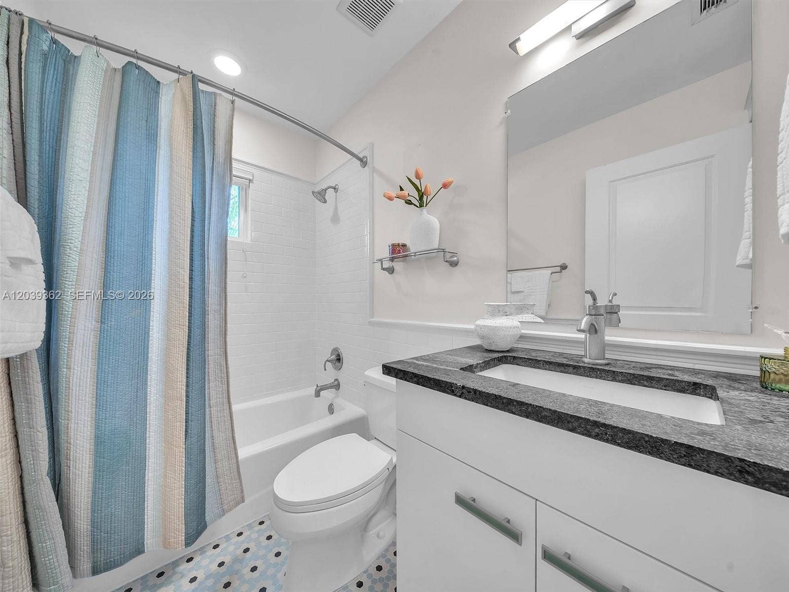 736 NE 17th Way, Fort Lauderdale, FL 33304 bathroom 1