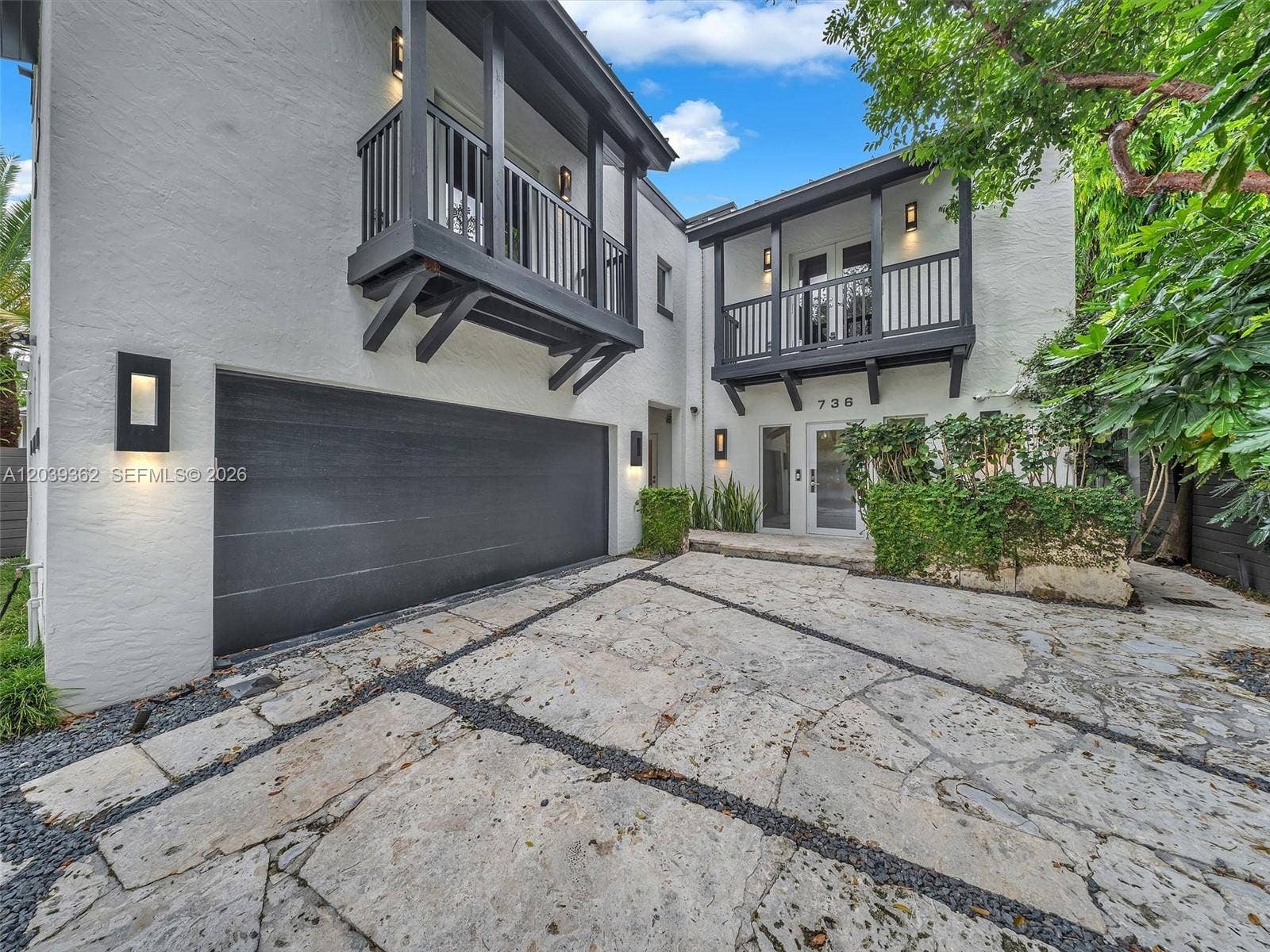 736 NE 17th Way, Fort Lauderdale, FL 33304 Driveway