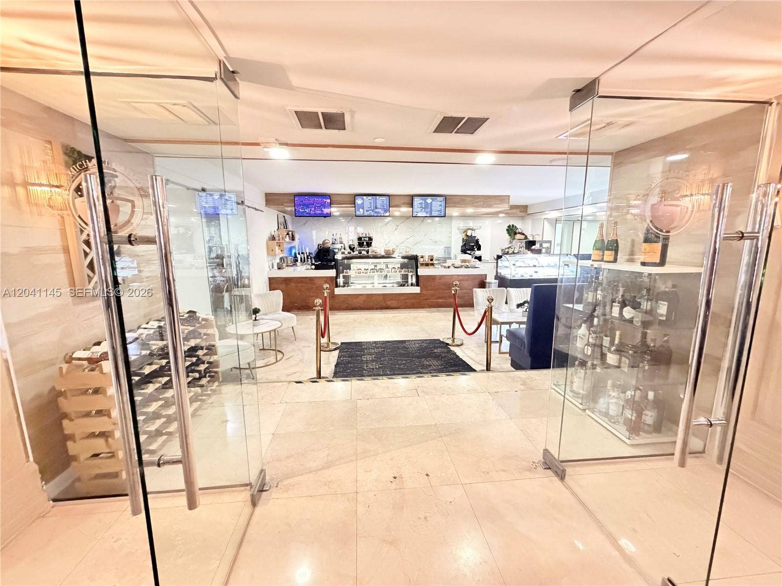 5225 Collins Avenue, #914, Miami Beach, FL 33140 Cafe