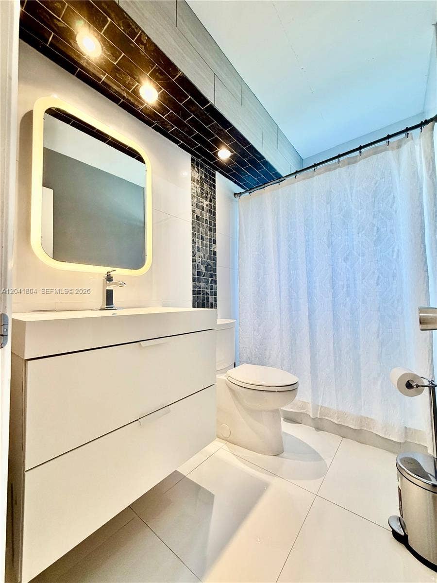 3200 N Palm Aire Drive, #710, Pompano Beach, FL 33069 small bathroom