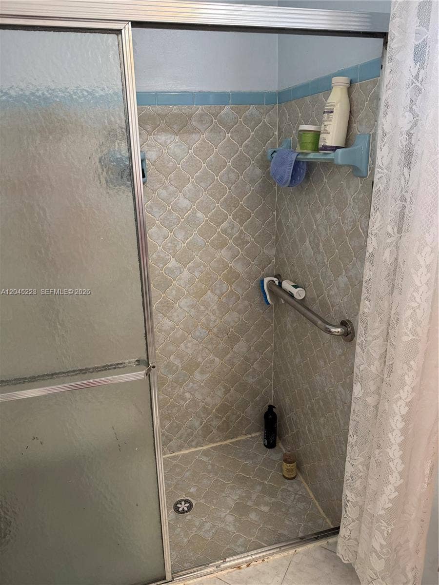 9160 SW 54th Place, Cooper City, FL 33328 master bathroom