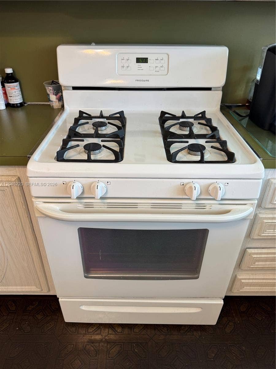 9160 SW 54th Place, Cooper City, FL 33328 Gas stove