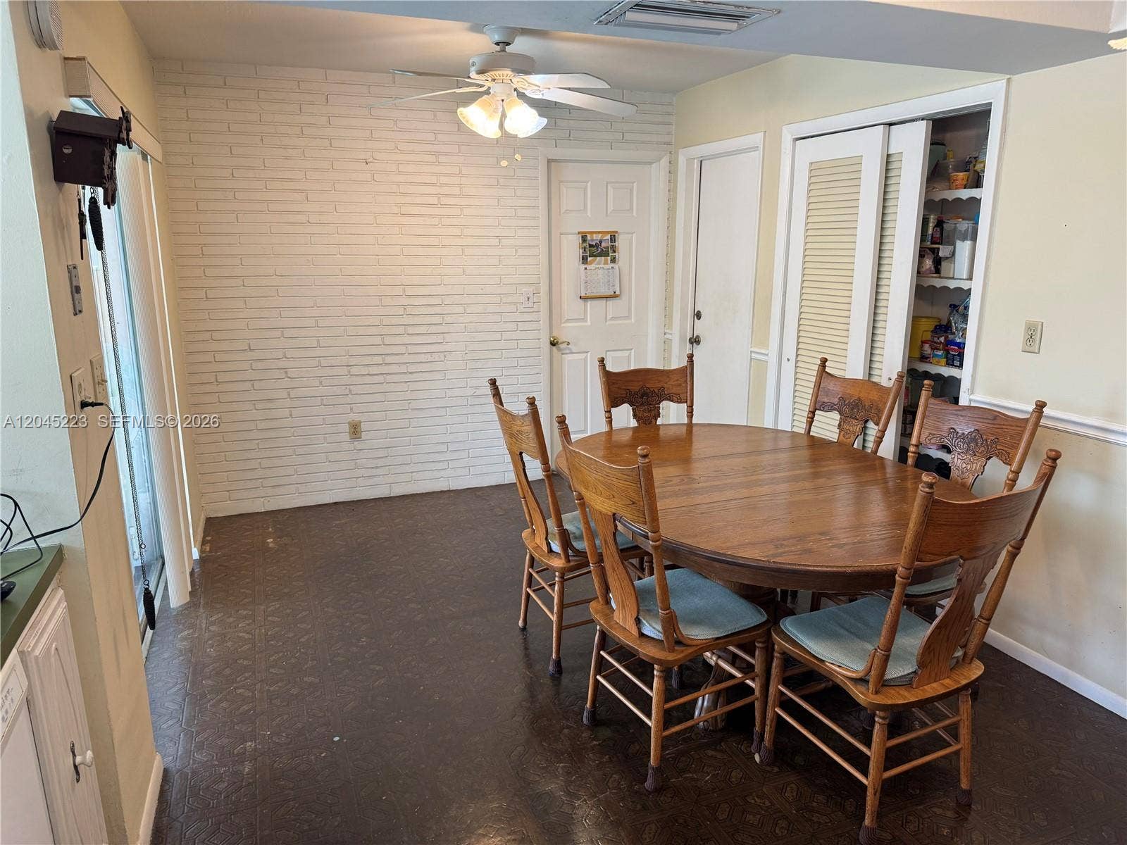 9160 SW 54th Place, Cooper City, FL 33328 spacious kitchen / eat in