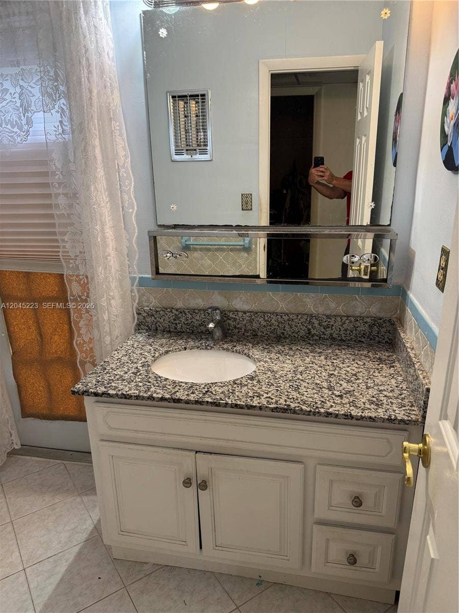 9160 SW 54th Place, Cooper City, FL 33328 Master bathroom