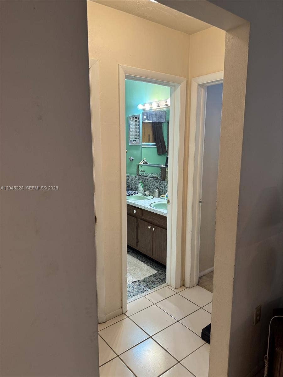 9160 SW 54th Place, Cooper City, FL 33328 2nd bathroom hallway