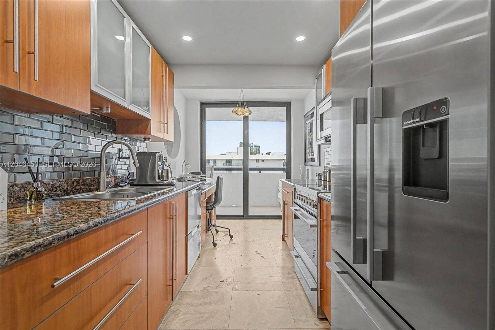 2555 Collins Avenue, #1814, Miami Beach, FL 33140 Fihser Paykel High end appliances
