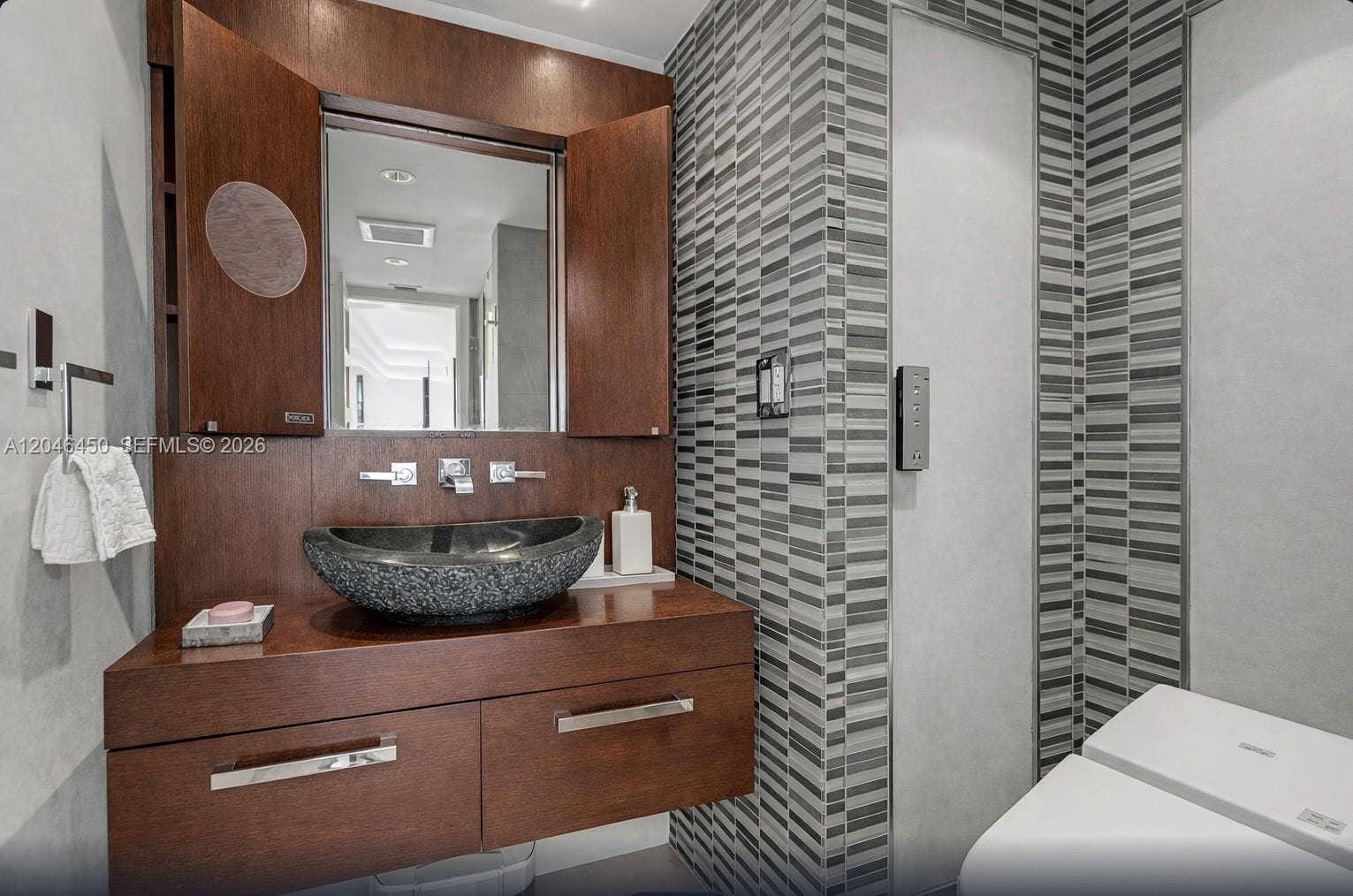 2555 Collins Avenue, #1814, Miami Beach, FL 33140 custome cabinetry