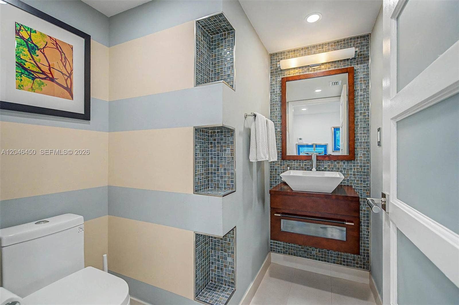 2555 Collins Avenue, #1814, Miami Beach, FL 33140 powder room, 1/2 bath