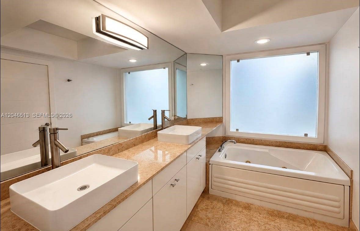 4775 Collins Avenue, #2407, Miami Beach, FL 33140 Photo 13