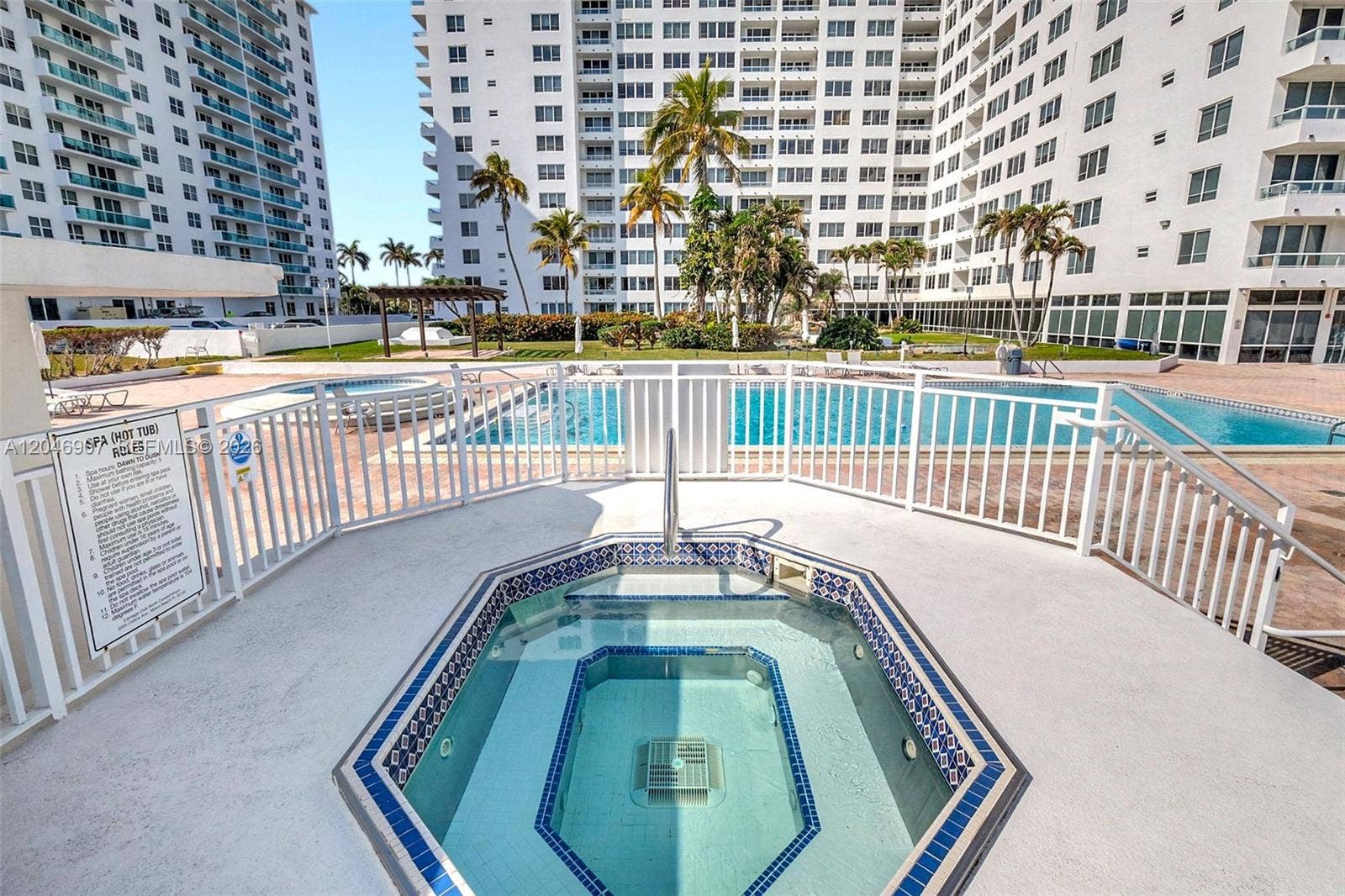 5005 Collins Avenue, #1224, Miami Beach, FL 33140 Jacuzzi & Kids Wading Pool