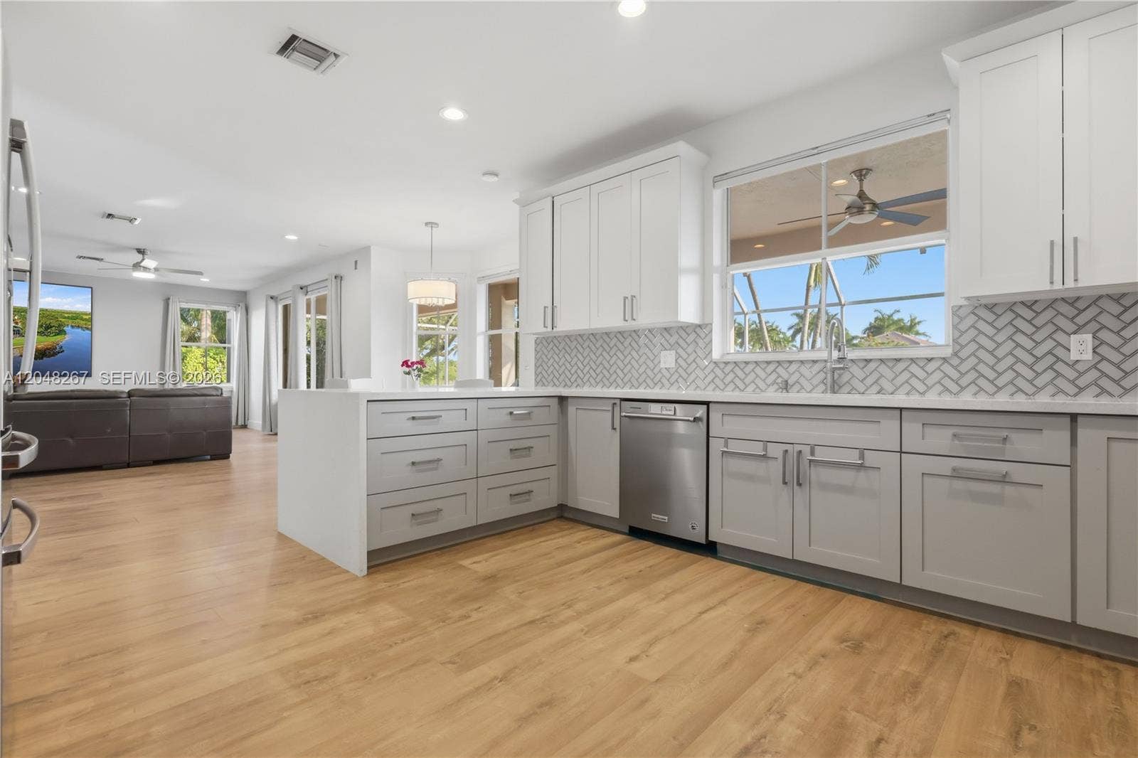Ample kitchen space with a big peninsula