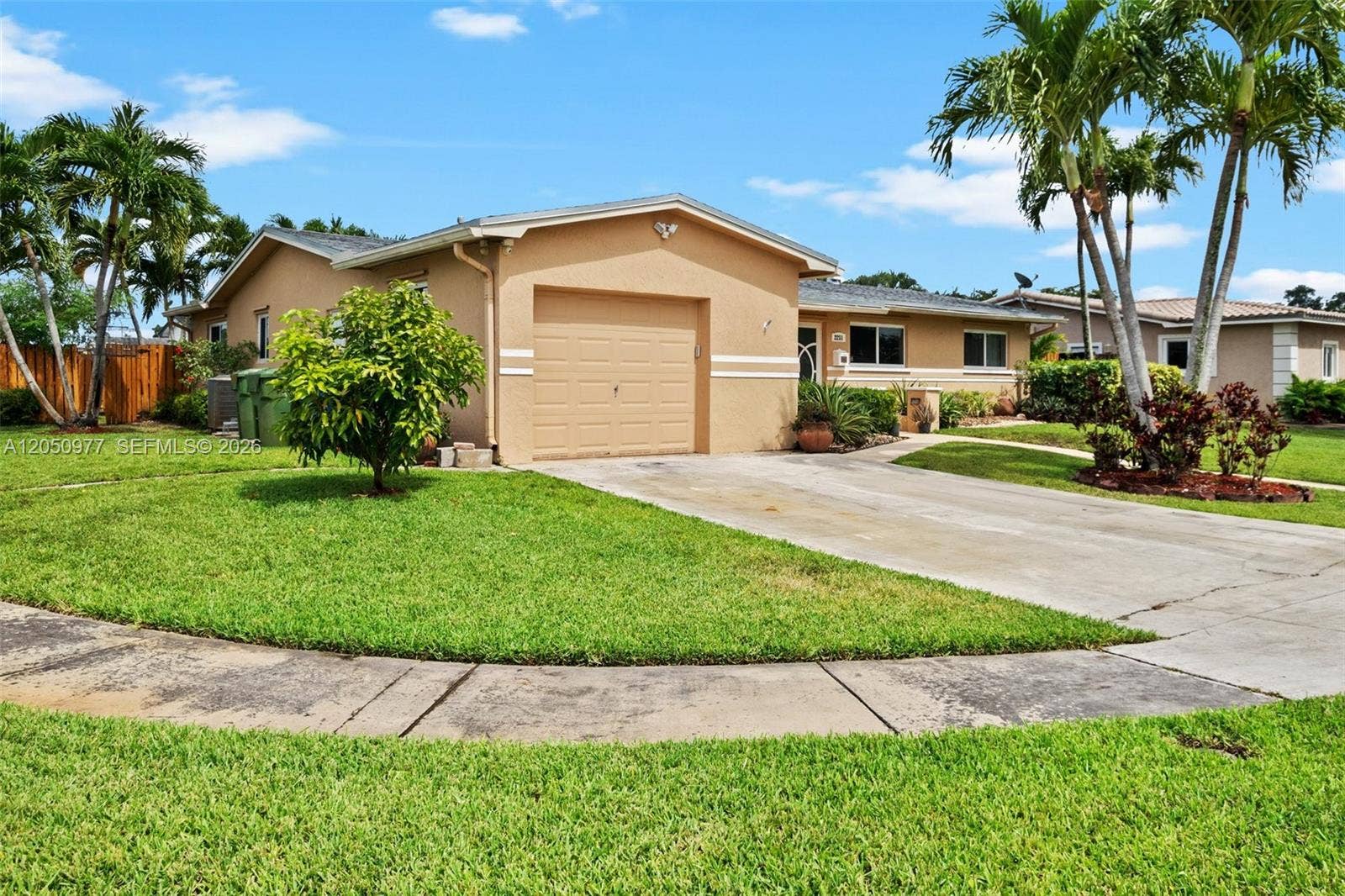 2251 NW 87th Avenue, Pembroke Pines, FL 33024 One car Garage