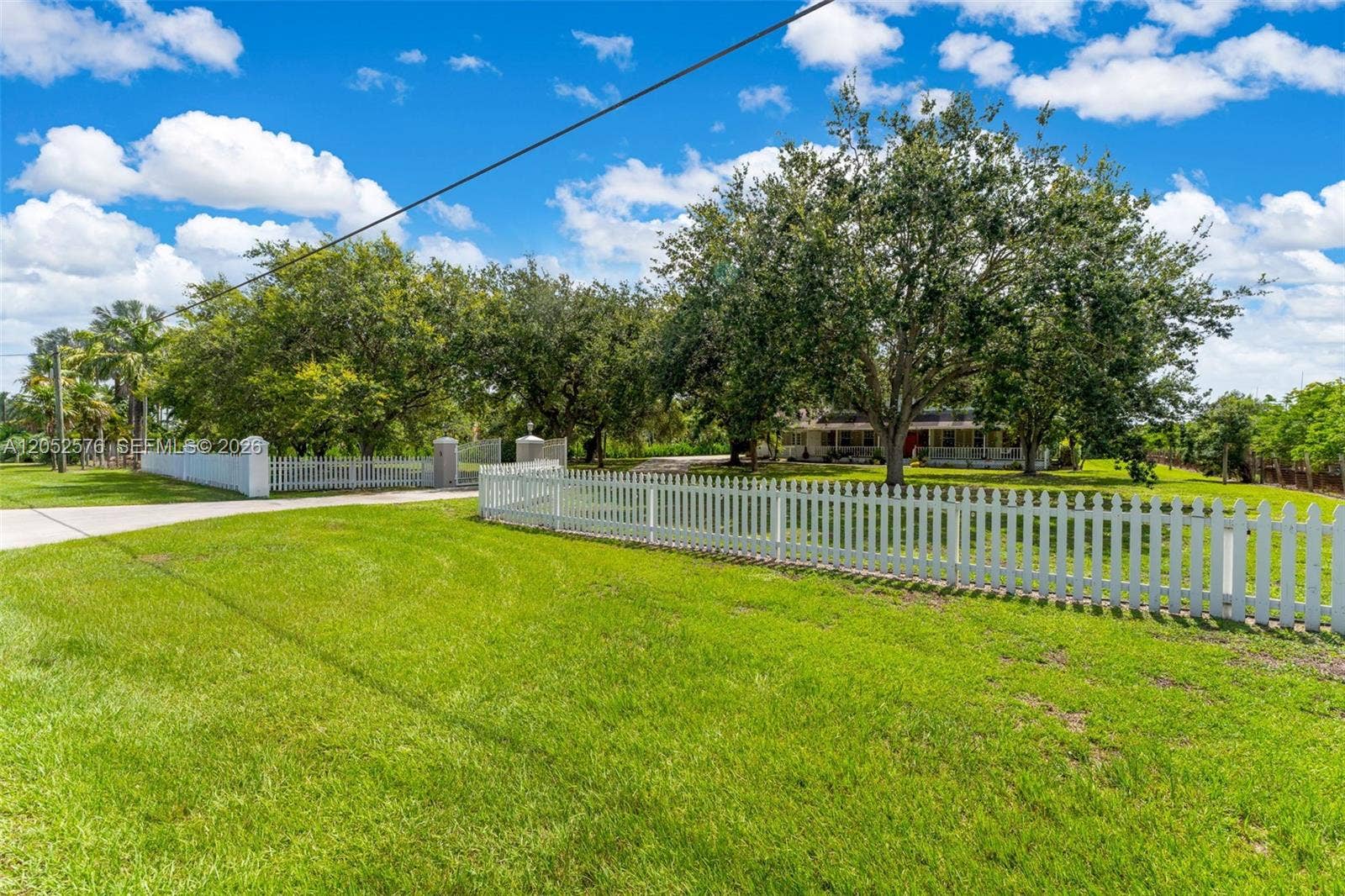2.5 ACRES 4/4 WITH WIDE OPEN SPACES