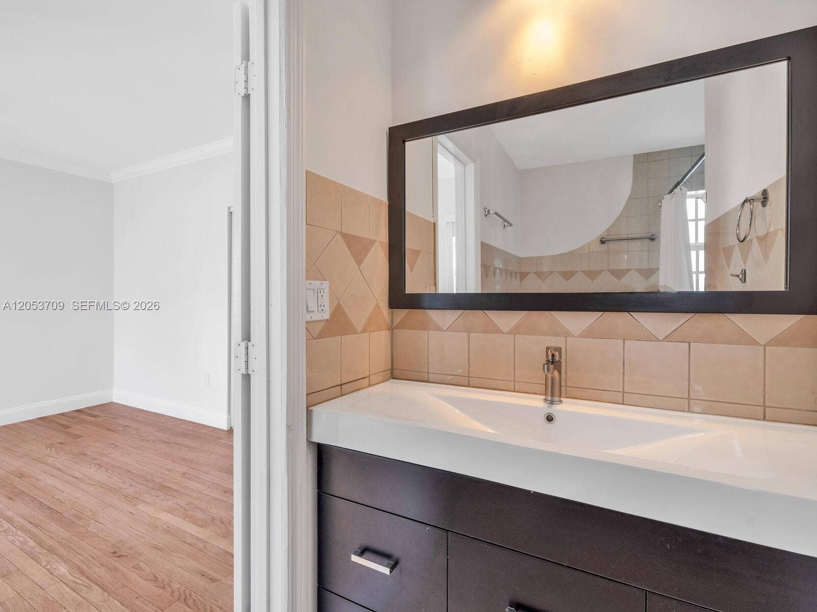 9033 Carlyle Avenue, Surfside, FL 33154 Primary En-suite Bath