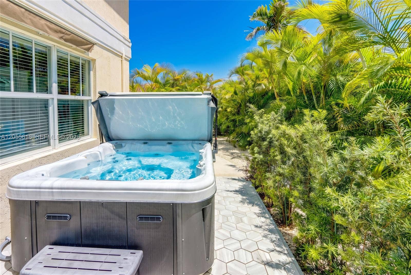 840 NE 14th Place, Fort Lauderdale, FL 33304 SARATOGA HOT TUB