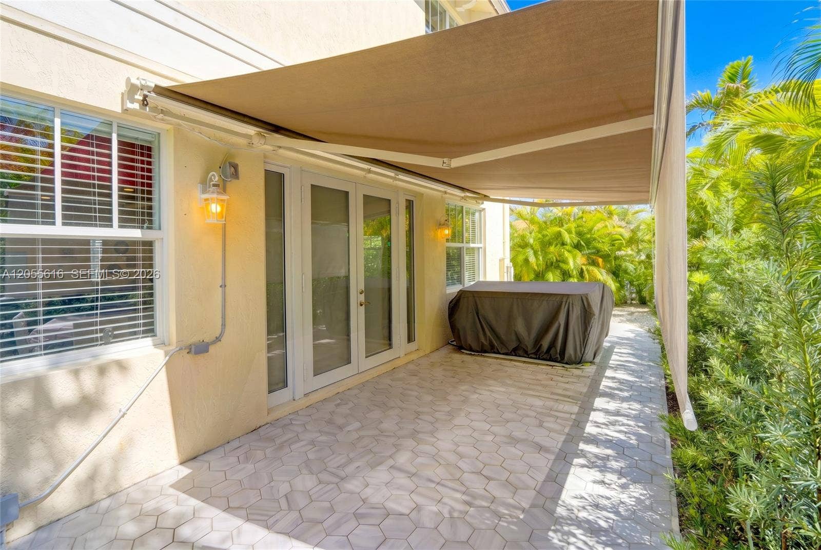 840 NE 14th Place, Fort Lauderdale, FL 33304 SUNSETTER AWNING
