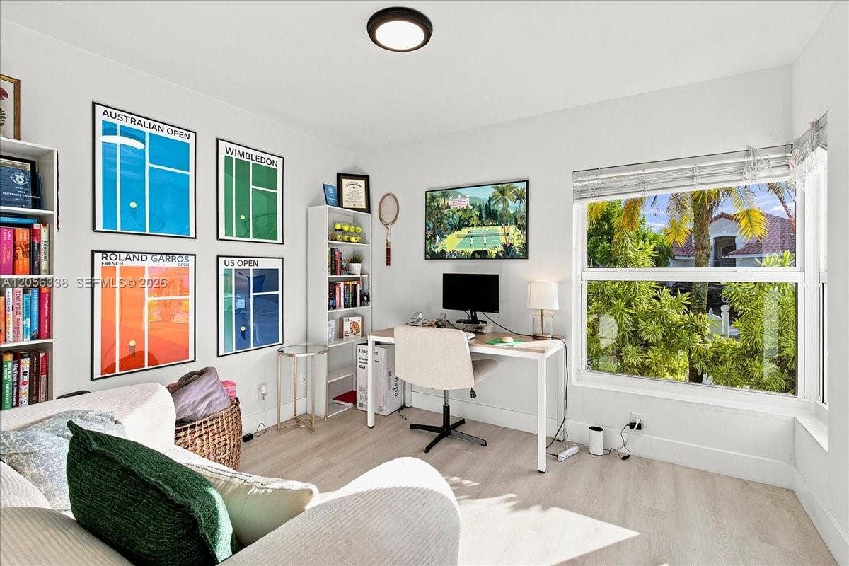 325 Somerset Way, Weston, FL 33326 BRIGHT AND SPACIOUS SECOND BEDROOM!