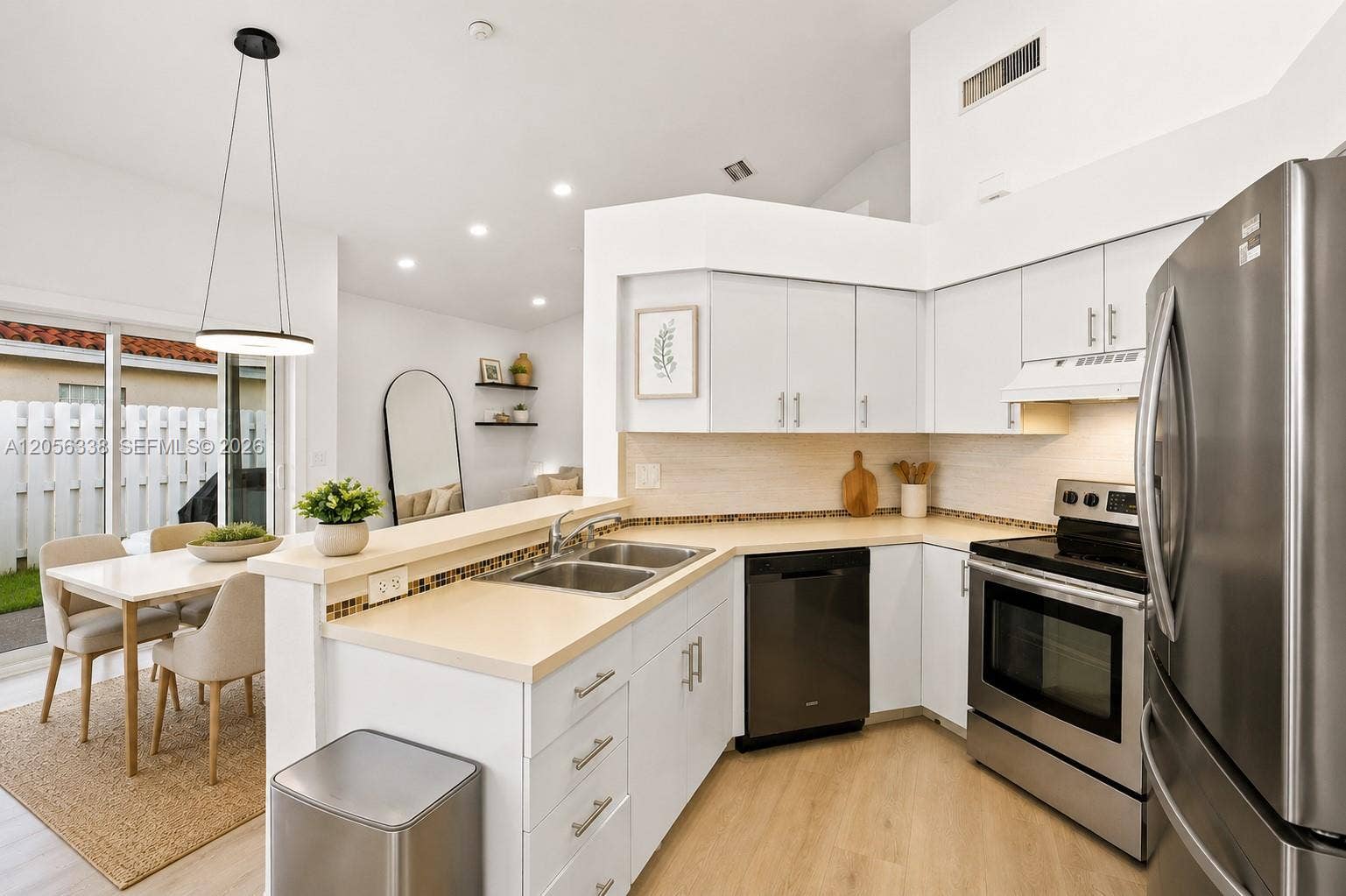 325 Somerset Way, Weston, FL 33326 COOK FAMILY DINNERS IN YOUR OPEN KITCHEN!