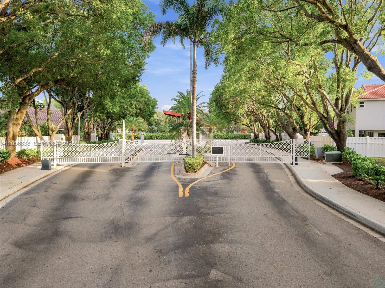 325 Somerset Way, Weston, FL 33326 SECURITY WITH PRIVACY!