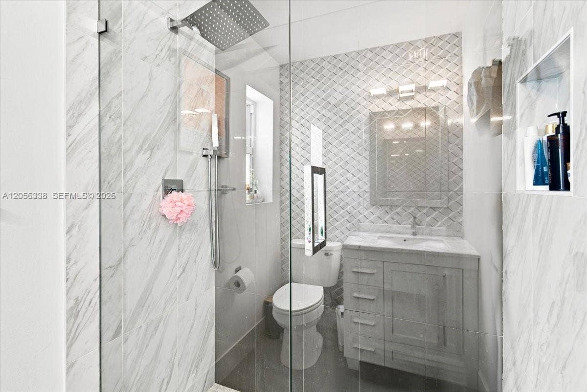325 Somerset Way, Weston, FL 33326 BRIGHT AND COZY!
