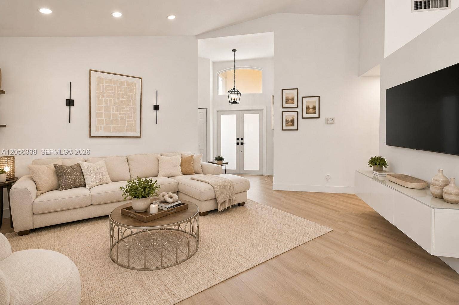325 Somerset Way, Weston, FL 33326 BRIGHT, SPACIOUS AND UPDATED!