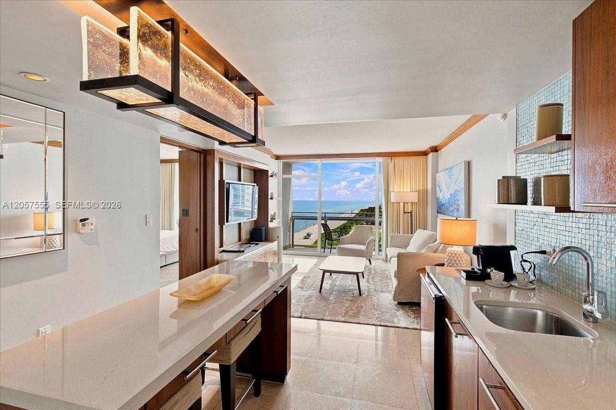 6801 Collins Avenue, #1020 Door 1006 Leal, Miami Beach, Miami Beach, FL 33141 Photo 8
