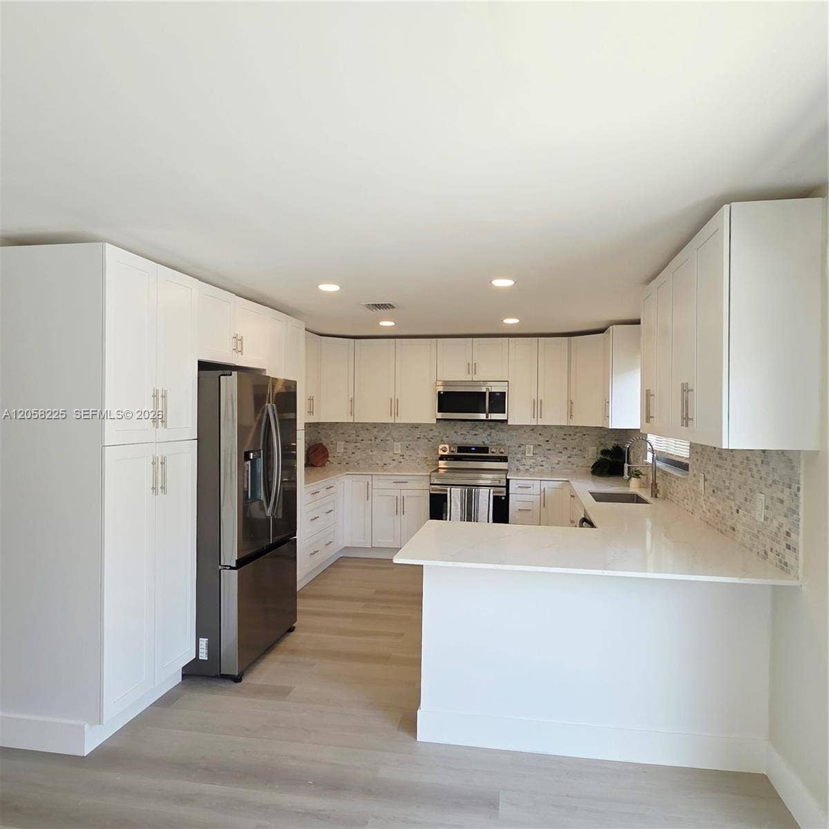 601 NE 1st Street, Pompano Beach, FL 33060 Huge kitten with Stainless Steel Appliances