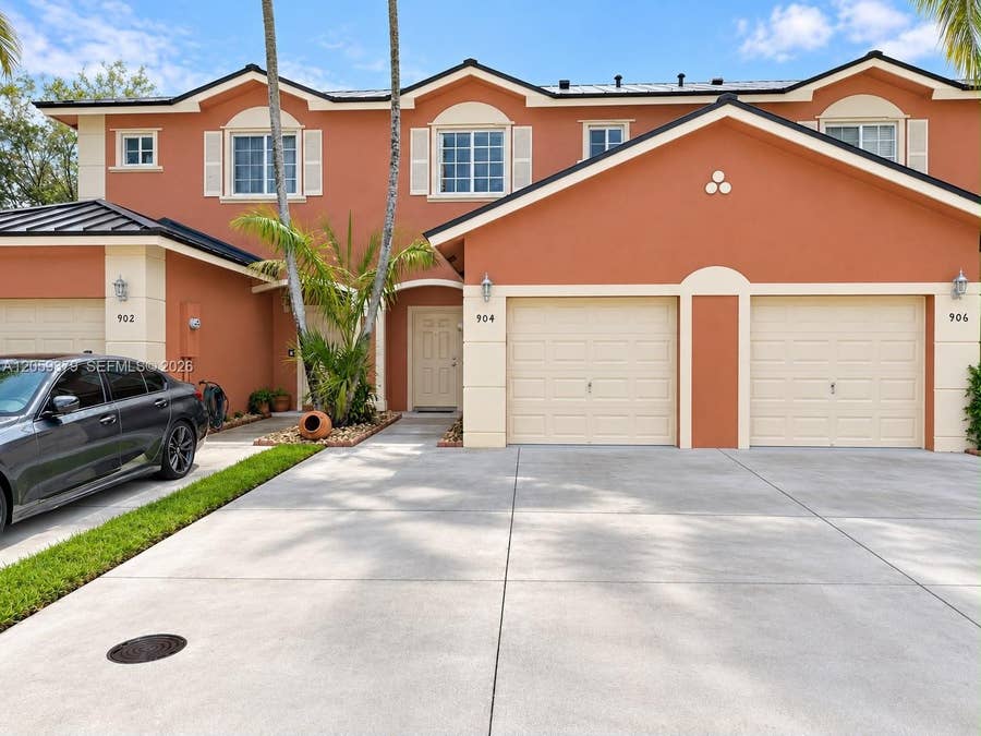Property photo for 904 NW 100th Avenue, Pembroke Pines, FL
