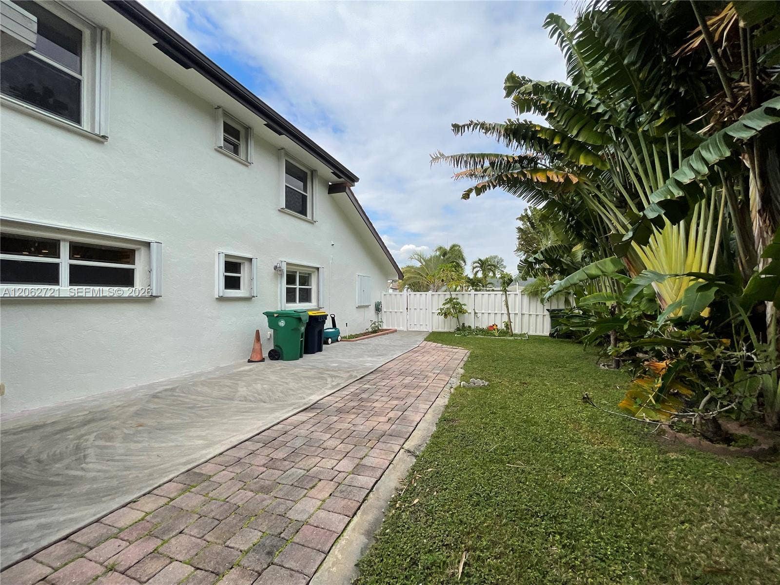 426 SE 5th Street, Dania Beach, FL 33004 side yard can park RV/Boat