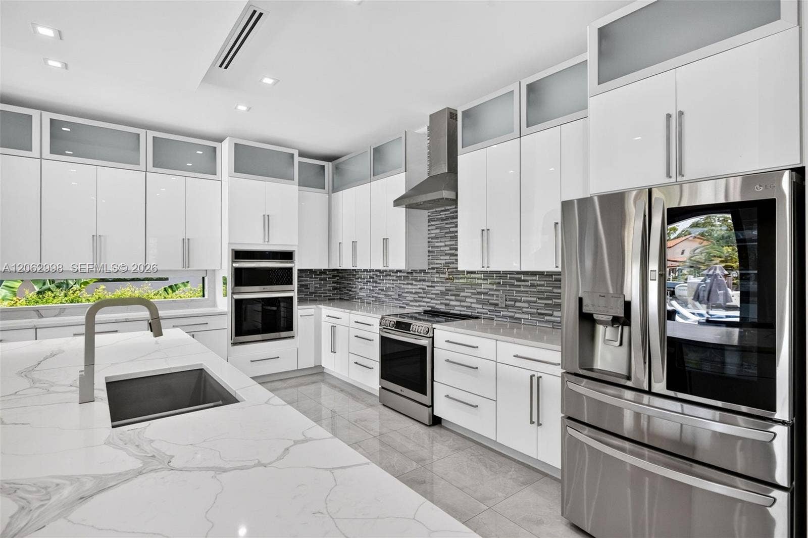 1004 SW 5th Place, Fort Lauderdale, FL 33312 Chef's kitchen w/ counter seating, quartz waterfalls, 2 ovens, pot filler, tons of storage, KraftMaid cabinets