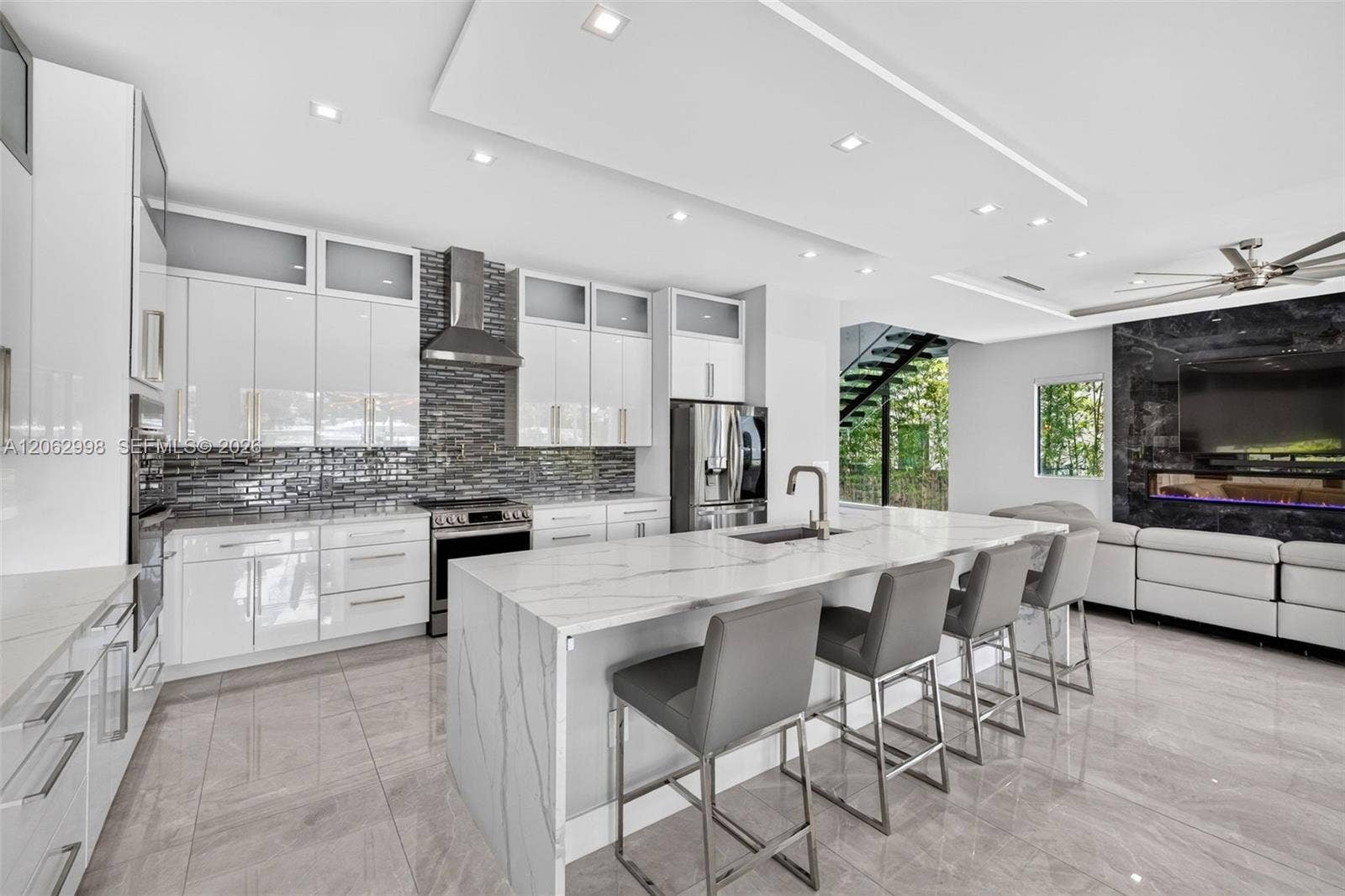 1004 SW 5th Place, Fort Lauderdale, FL 33312 Chef's kitchen w/ counter seating, quartz waterfalls, 2 ovens, pot filler, tons of storage, KraftMaid cabinets