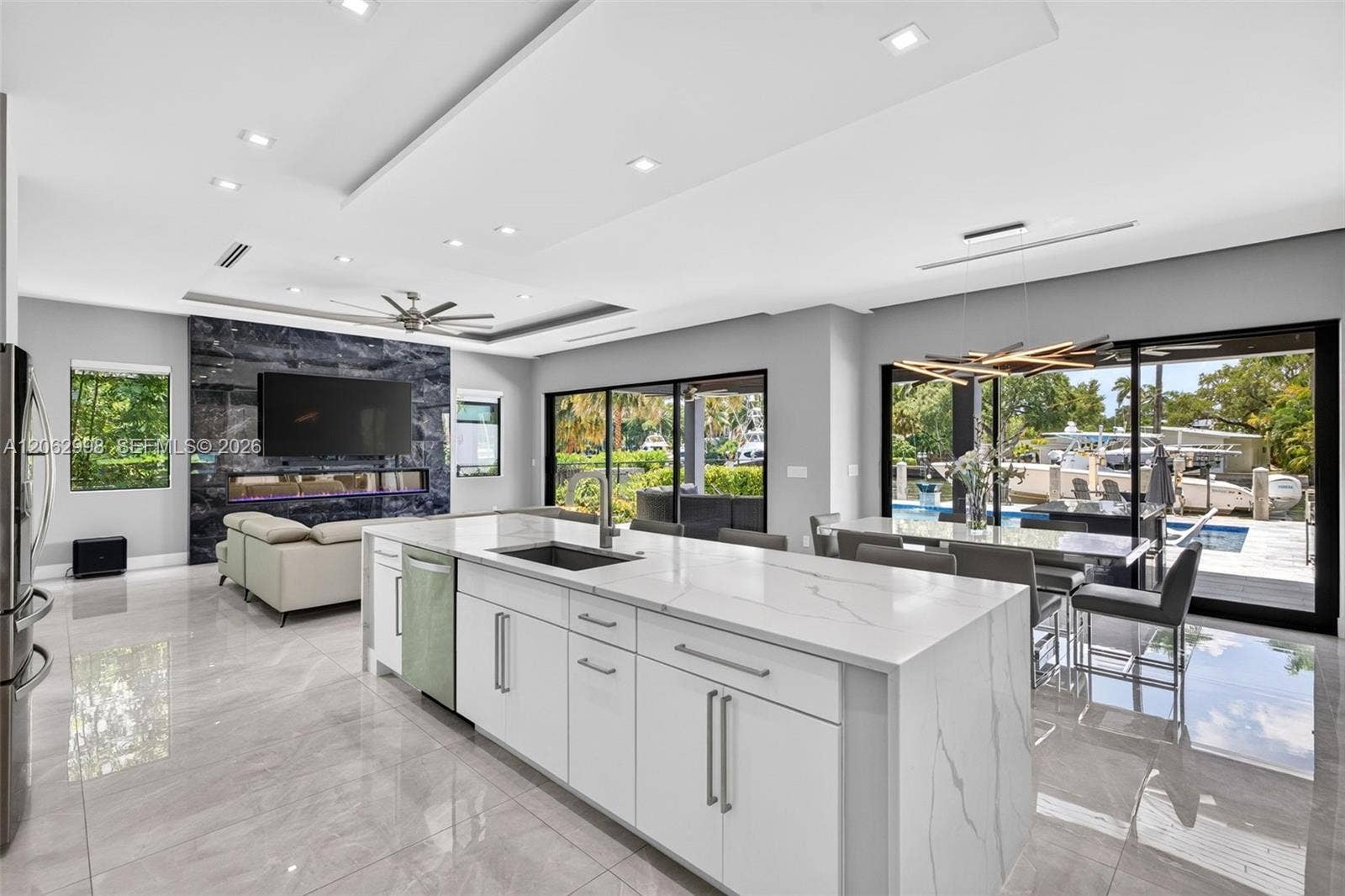 1004 SW 5th Place, Fort Lauderdale, FL 33312 Chef's kitchen w/ counter seating, quartz waterfalls, 2 ovens, pot filler, tons of storage, KraftMaid cabinets