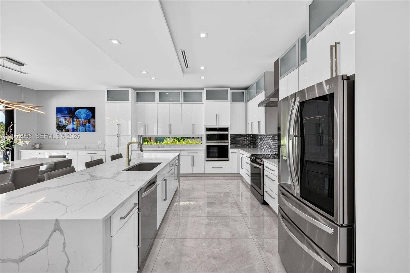 1004 SW 5th Place, Fort Lauderdale, FL 33312 Chef's kitchen w/ counter seating, quartz waterfalls, 2 ovens, pot filler, tons of storage, KraftMaid cabinets