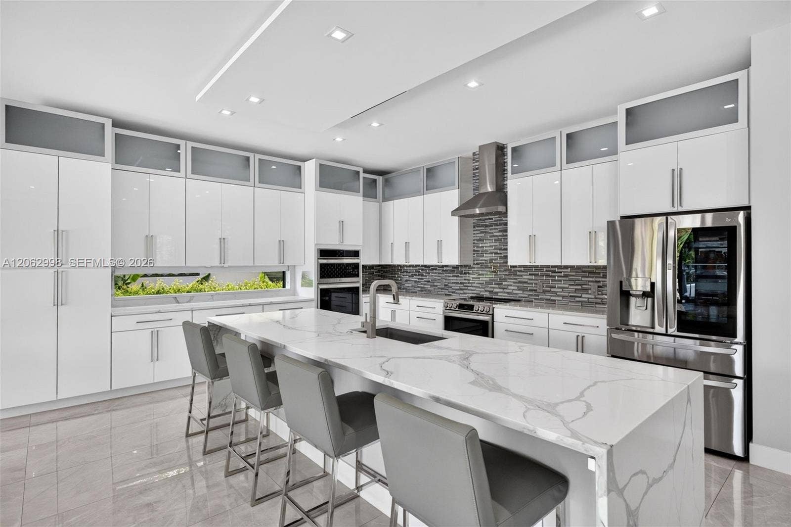 1004 SW 5th Place, Fort Lauderdale, FL 33312 Chef's kitchen w/ counter seating, quartz waterfalls, 2 ovens, pot filler, tons of storage, KraftMaid cabinets