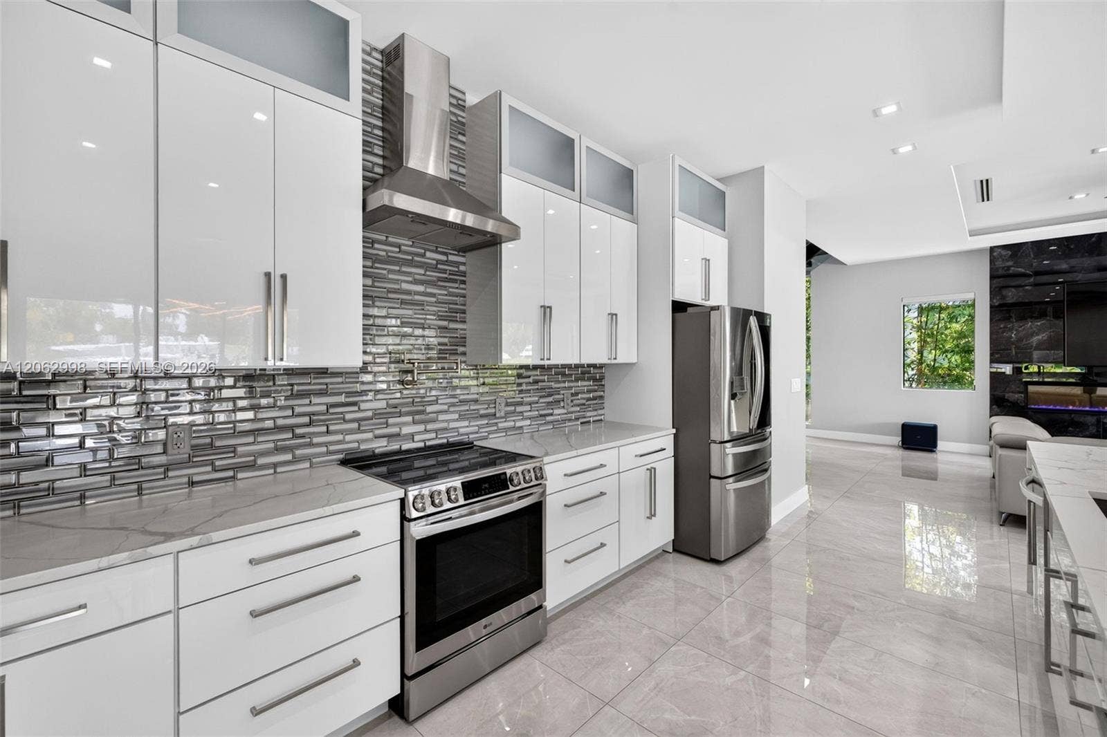1004 SW 5th Place, Fort Lauderdale, FL 33312 Chef's kitchen w/ counter seating, quartz waterfalls, 2 ovens, pot filler, tons of storage, KraftMaid cabinets