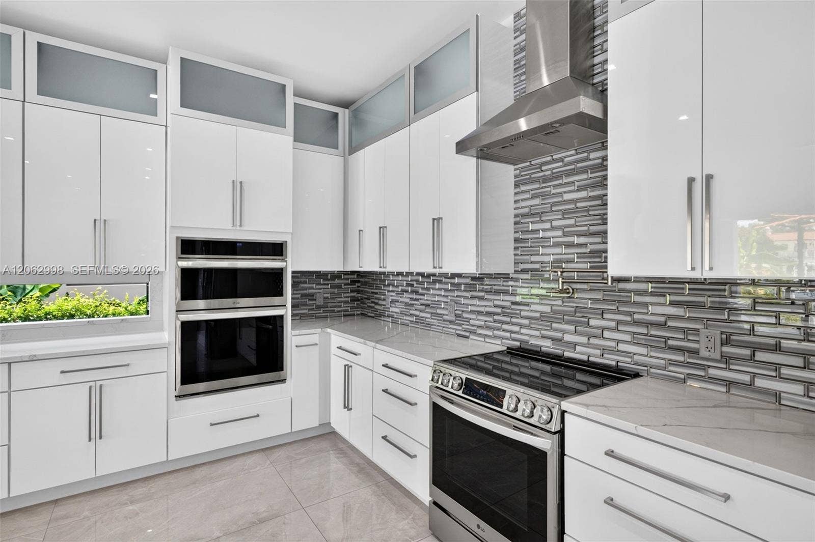 1004 SW 5th Place, Fort Lauderdale, FL 33312 Chef's kitchen w/ counter seating, quartz waterfalls, 2 ovens, pot filler, tons of storage, KraftMaid cabinets