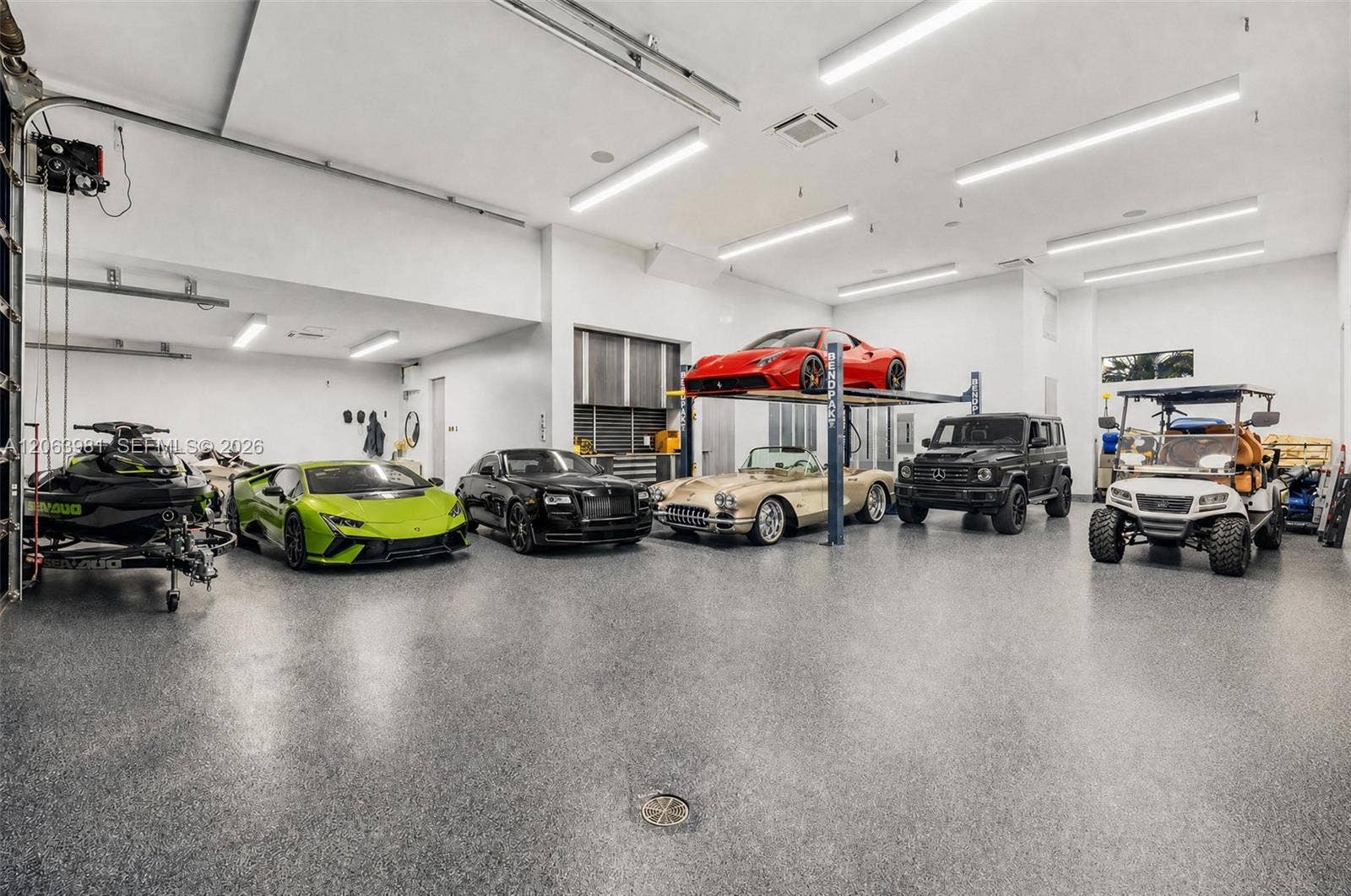 725 Poinciana Drive, Fort Lauderdale, FL 33301 2,300+ SF garage showrooms.Fit up to 20 cars.