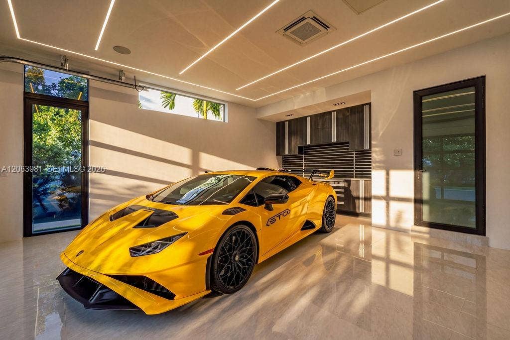 725 Poinciana Drive, Fort Lauderdale, FL 33301 2,300+ SF garage showrooms.Fit up to 20 cars.