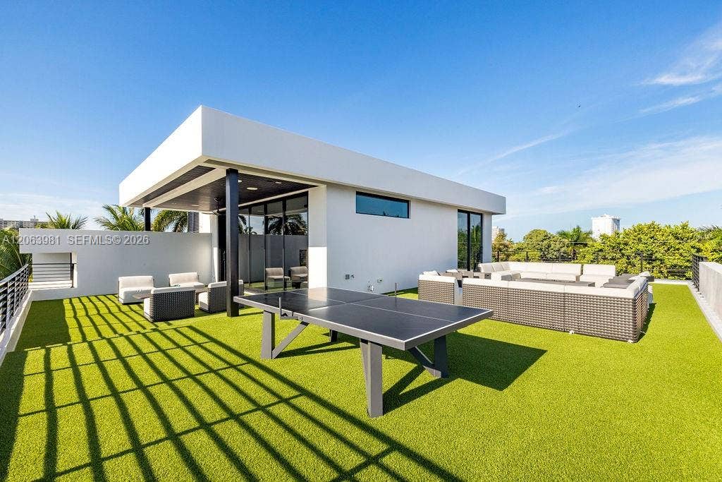 725 Poinciana Drive, Fort Lauderdale, FL 33301 Your private box for the Boat Show, Air Show, and fireworks