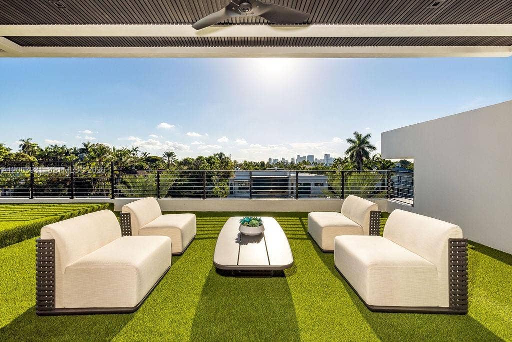 725 Poinciana Drive, Fort Lauderdale, FL 33301 Your private box for the Boat Show, Air Show, and fireworks