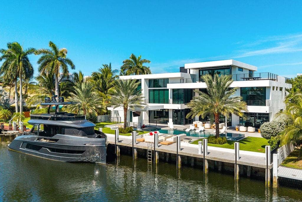 725 Poinciana Drive, Fort Lauderdale, FL 33301 Bring the yacht home: 120 Feet of protected, no-bridge dockage.