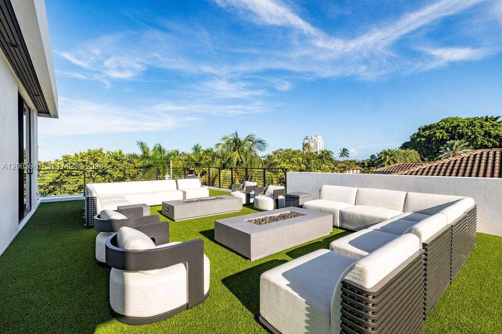 725 Poinciana Drive, Fort Lauderdale, FL 33301 Your private box for the Boat Show, Air Show, and fireworks