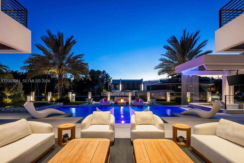 725 Poinciana Drive, Fort Lauderdale, FL 33301 Your private box for the Boat Show, Air Show, and fireworks