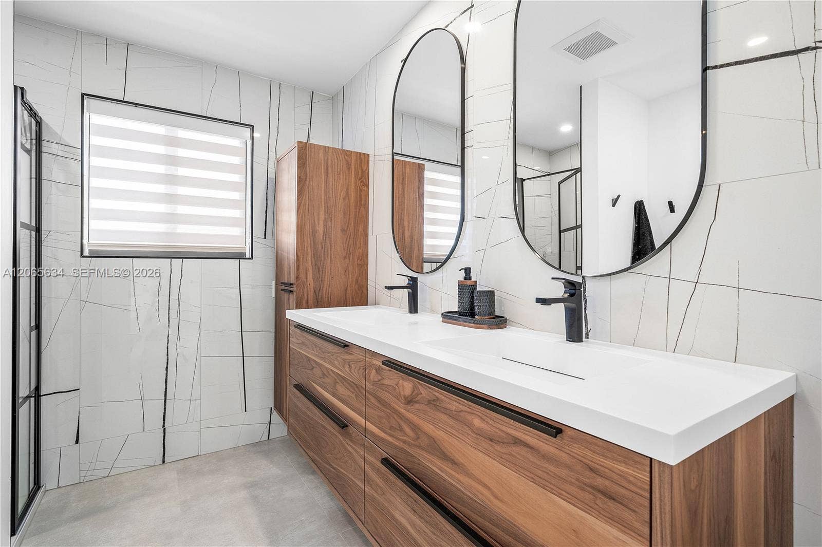 2153 Imperial Point Drive, Fort Lauderdale, FL 33308 CUSTOM MAIN BATHROOM/ DUAL VANITY AND LINEN CLOSET