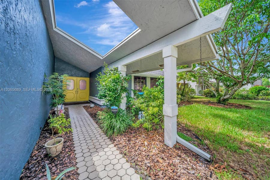 Property photo for 620 E Plantation Circle, Plantation, FL