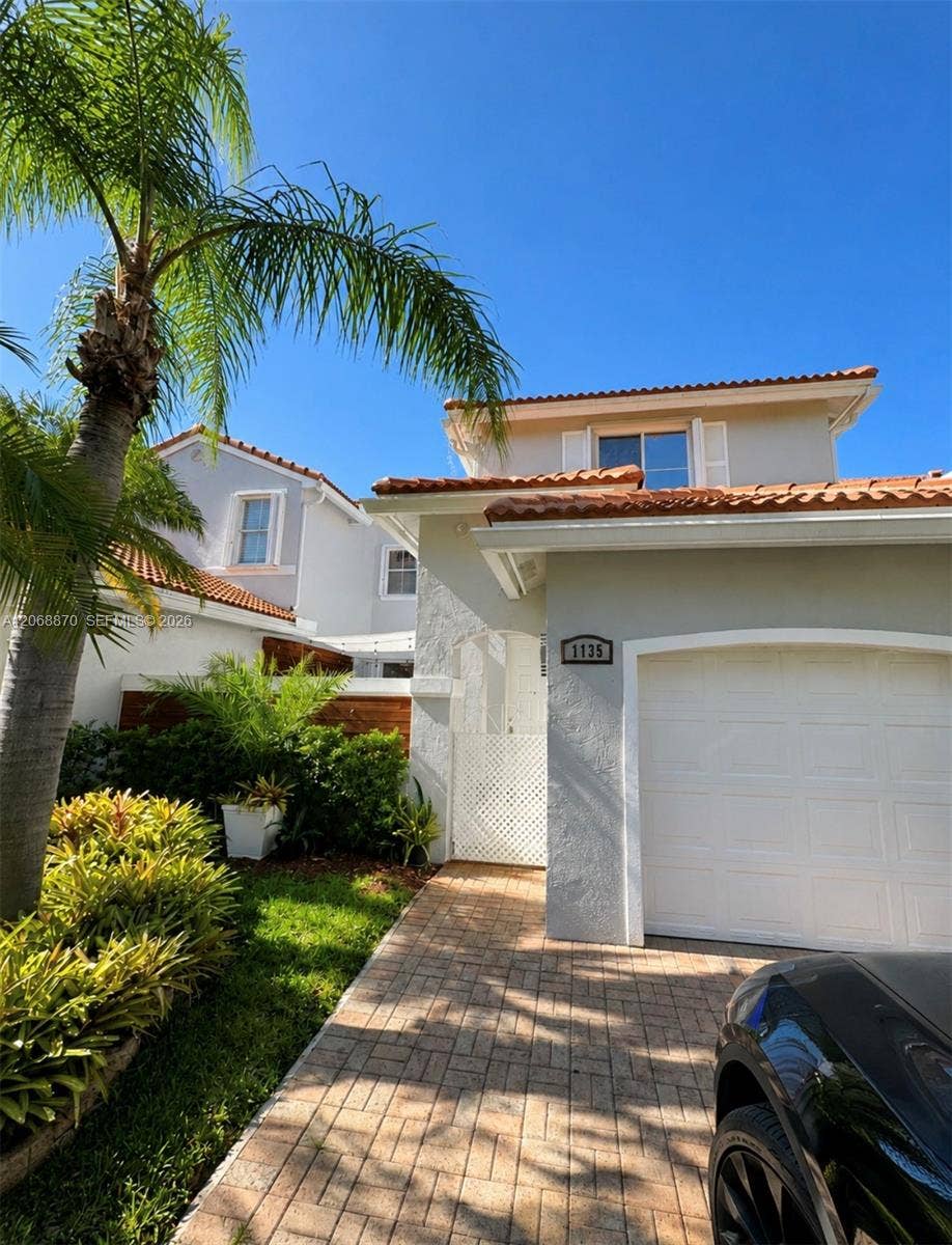 1135 Cherrypalm Lane, Hollywood, FL 33019 Photo 2