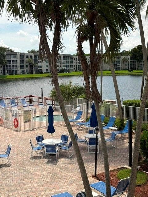 9440 Poinciana Place, #404, Davie, Davie, FL 33324 Country Club pool