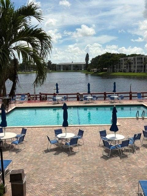 9440 Poinciana Place, #404, Davie, Davie, FL 33324 Country Club pool